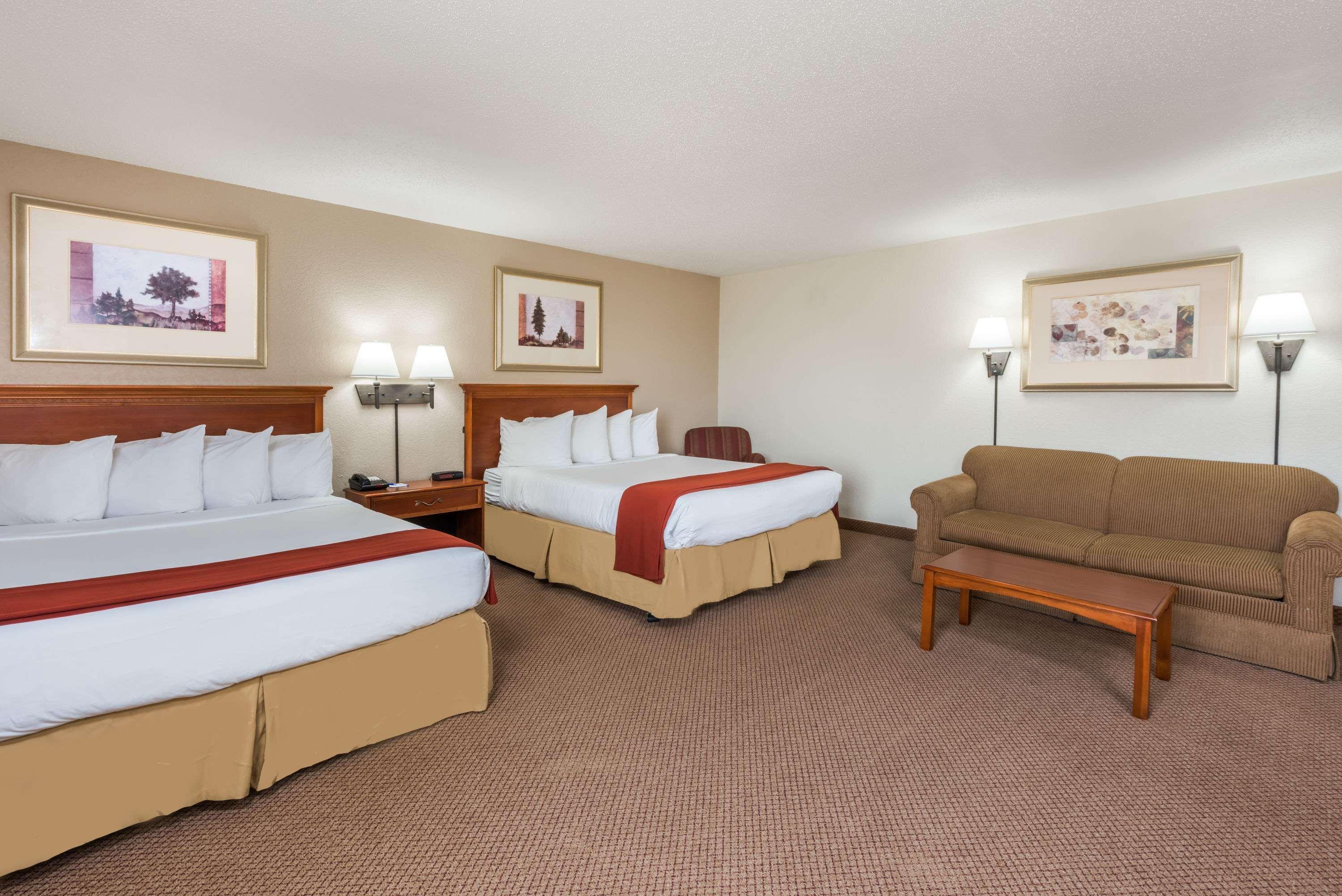 Seasons Inn & Suites Highland מראה חיצוני תמונה